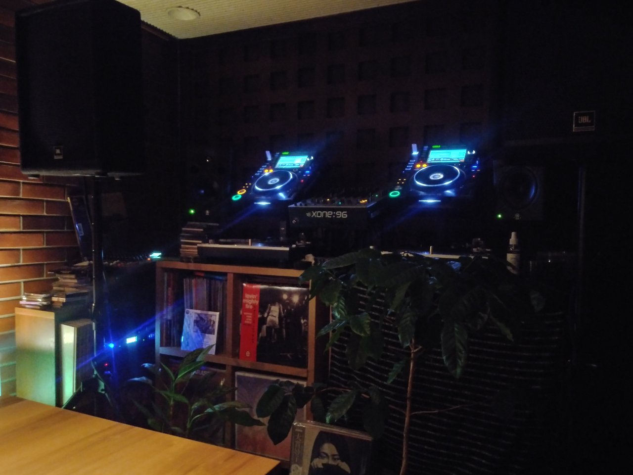 店内の夜の様子。DJ機材の明かりが、照明を暗めにした店内を照らします。